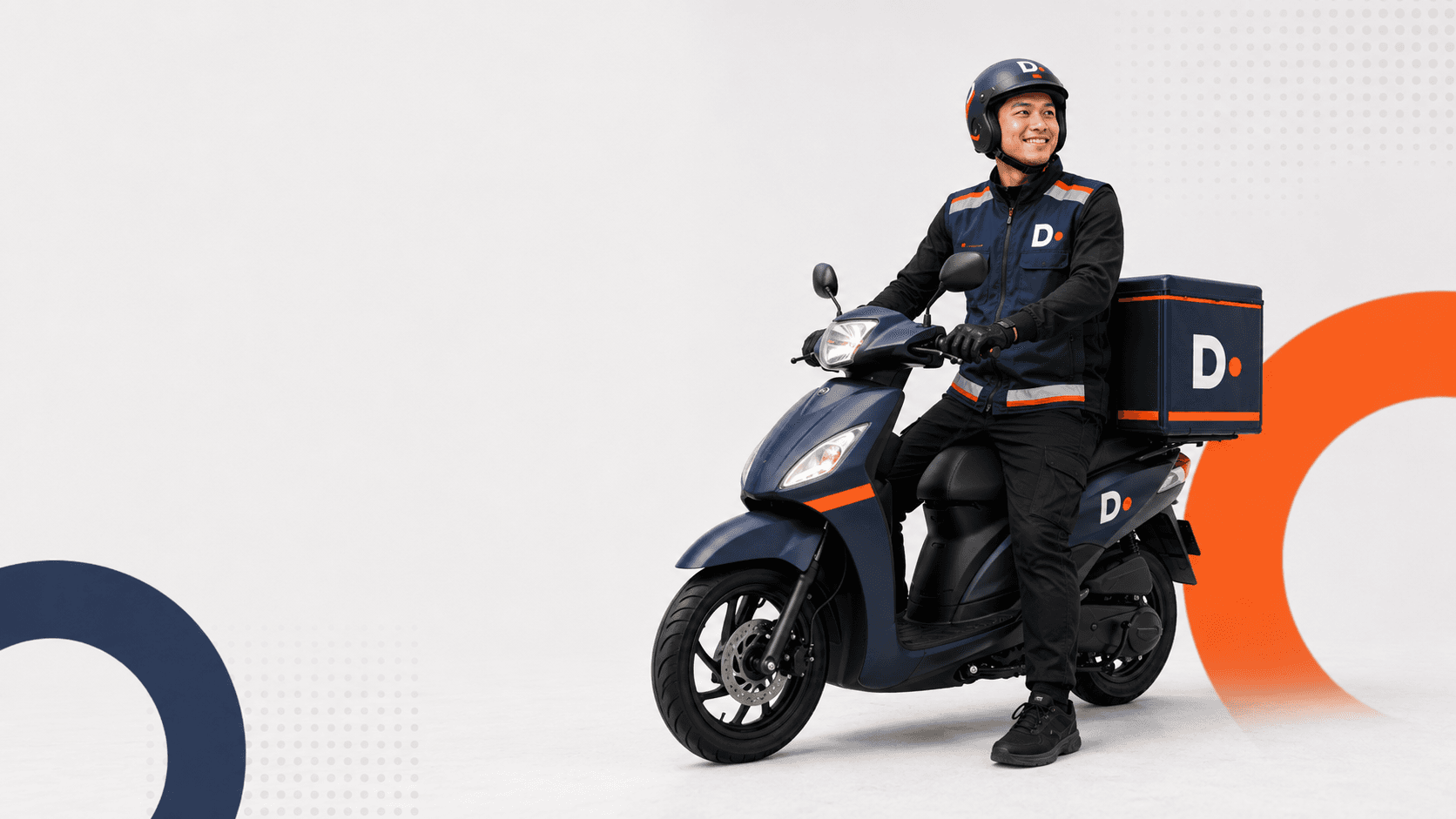 Mitra driver DeliveryKu dengan motor dan tas antar